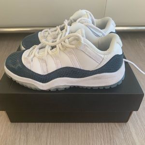 Jordan retro low top SZ 11 EXCELLENT CONDITION